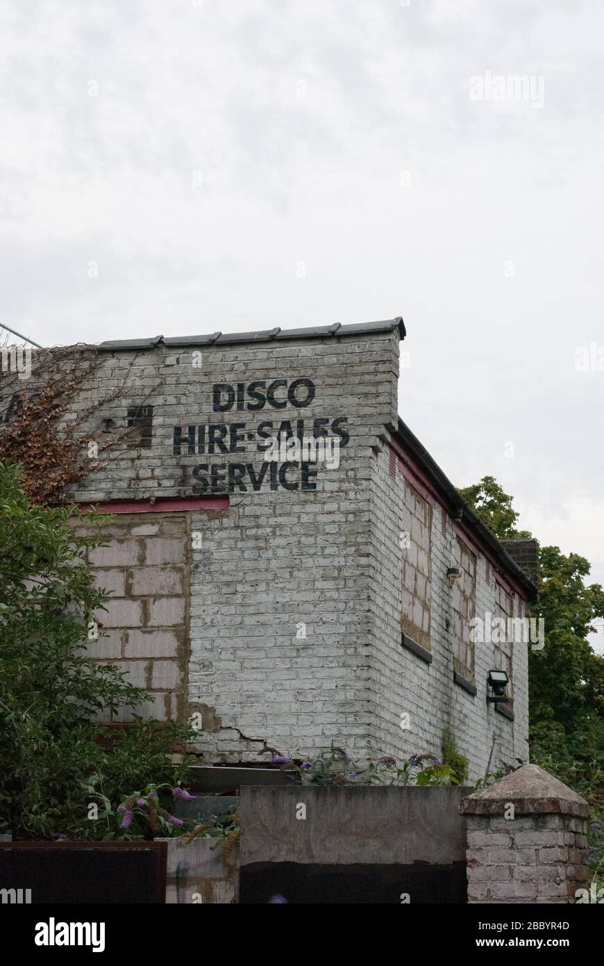 Disuso Vacant Building su Birkbeck Road, East Acton, Londra, W3 Foto Stock