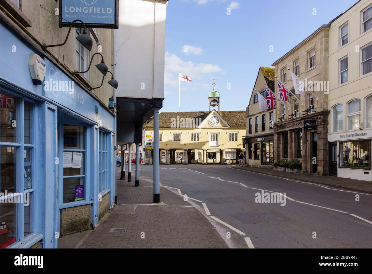 Strada vuota senza traffico e persone a causa di blocco causato da Covid 19 pandemic, Tetbury, Gloucestershire, Regno Unito Foto Stock