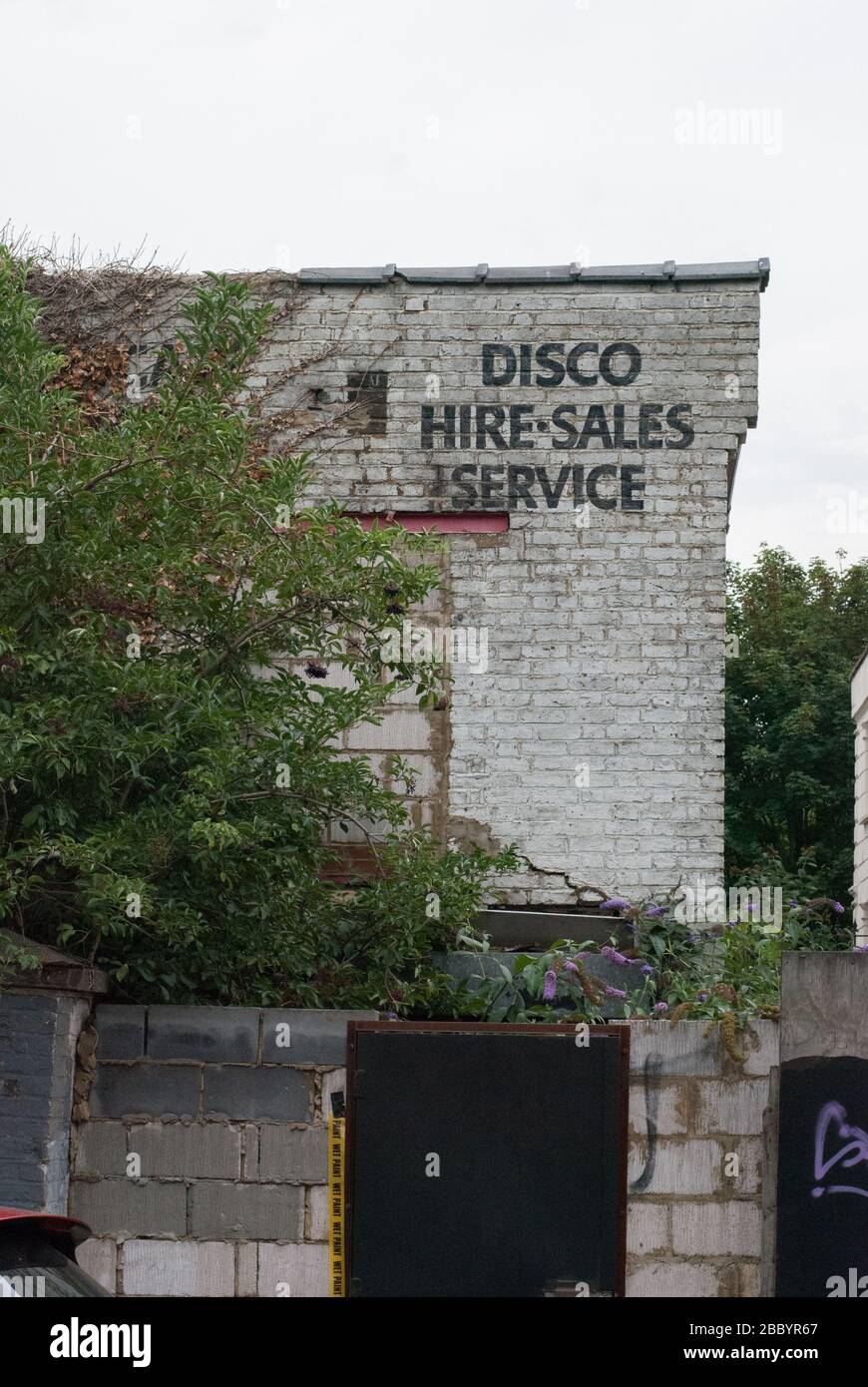 Disuso Vacant Building su Birkbeck Road, East Acton, Londra, W3 Foto Stock