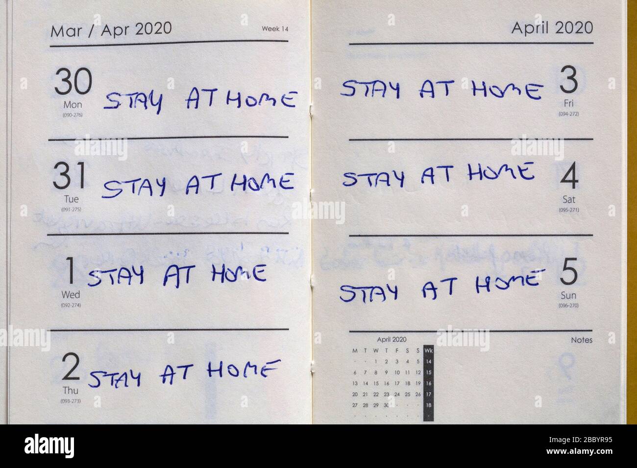 Pages in diary - soggiorno a casa, seguendo le linee guida del governo per il coronavirus, il virus covid 19, le restrizioni per combattere la pandemia di virus nel Regno Unito Foto Stock