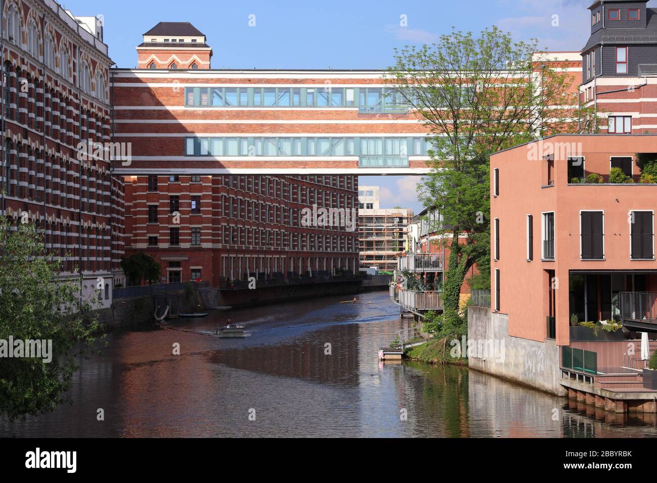 Città di Lipsia in Germania. Plagwitz ex area industriale - vecchie fabbriche di mattoni e magazzini sul fiume Weisse Elster. Foto Stock