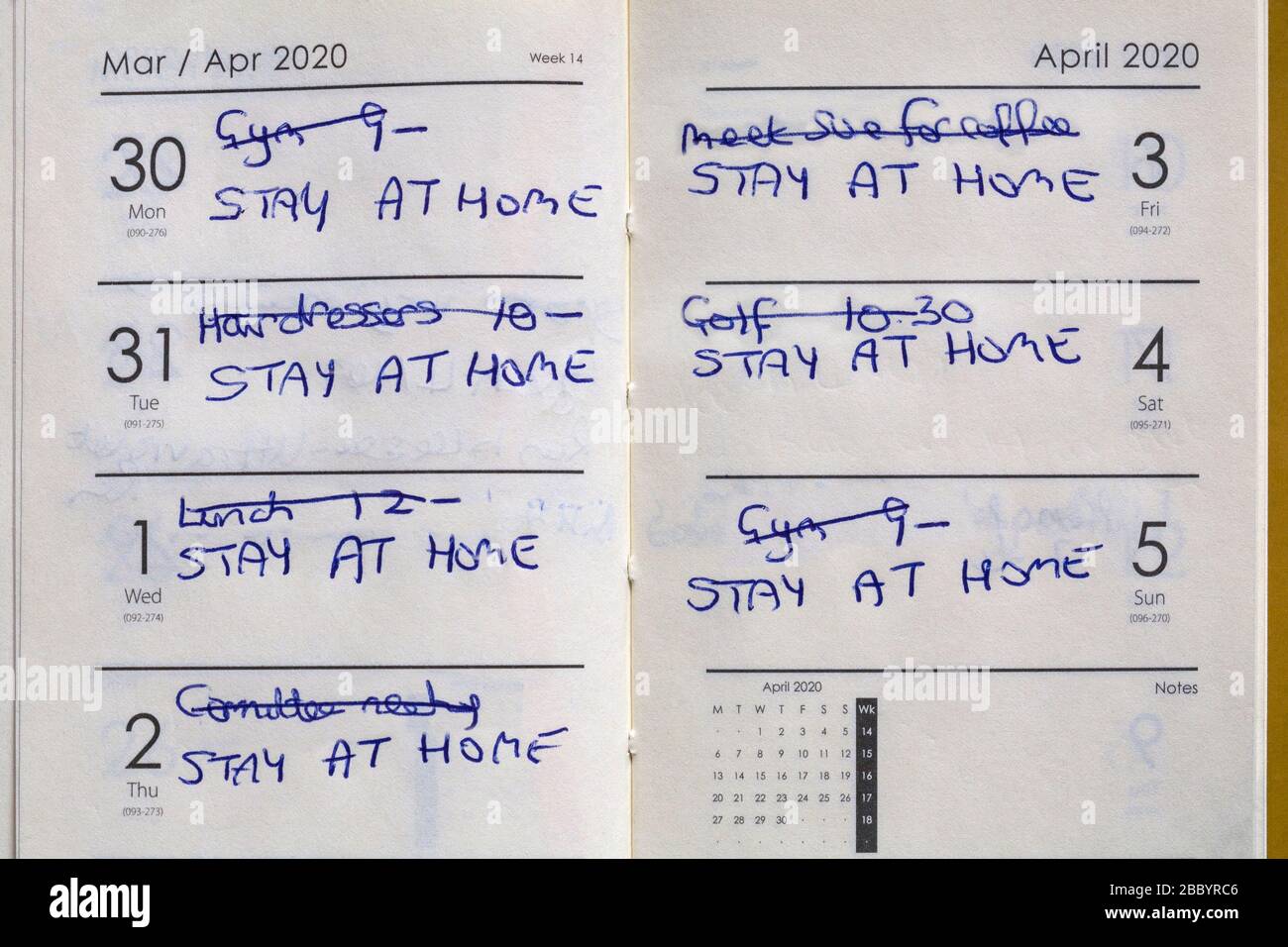 Pages in diary - modifiche per rimanere a casa, seguendo le linee guida per il coronavirus, il virus covid 19, le restrizioni per combattere la pandemia di virus nel Regno Unito Foto Stock