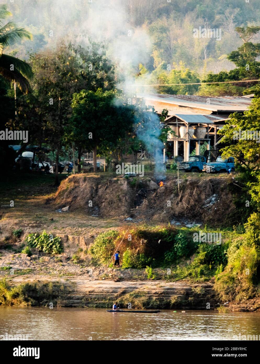 Attraversato il fiume Mekong da Chiang Khan nella Tailandia del Nord-Est. Questo sembra una scena bucolica villaggio, ma ci sono strani contenitori di terracotta su st Foto Stock
