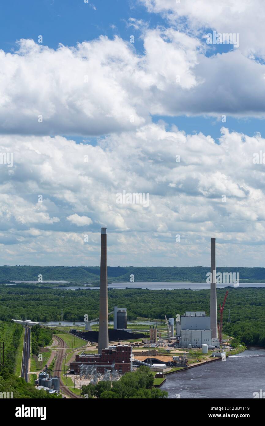 Una centrale elettrica lungo il fiume Mississippi. Foto Stock