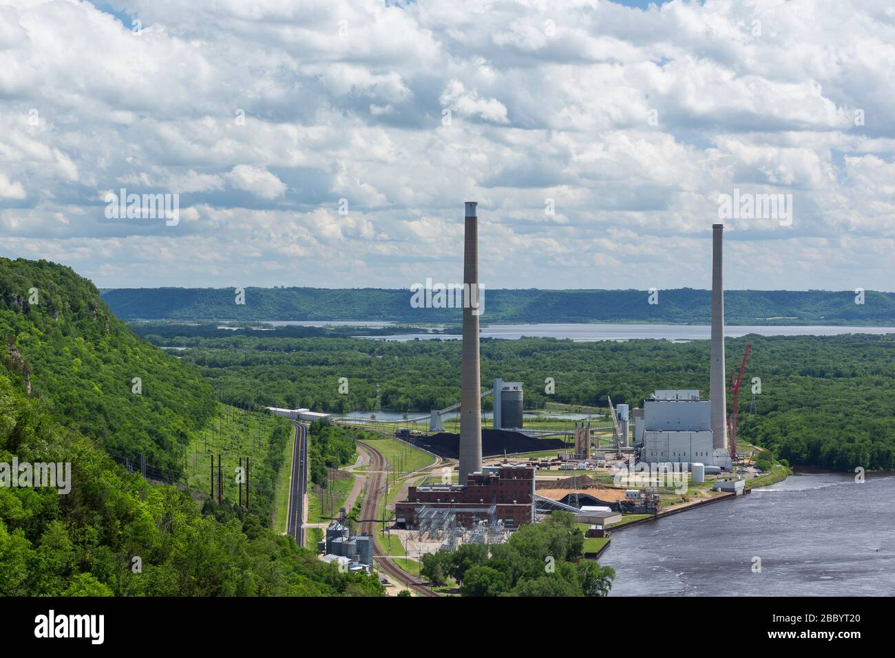 Una centrale elettrica lungo il fiume Mississippi. Foto Stock