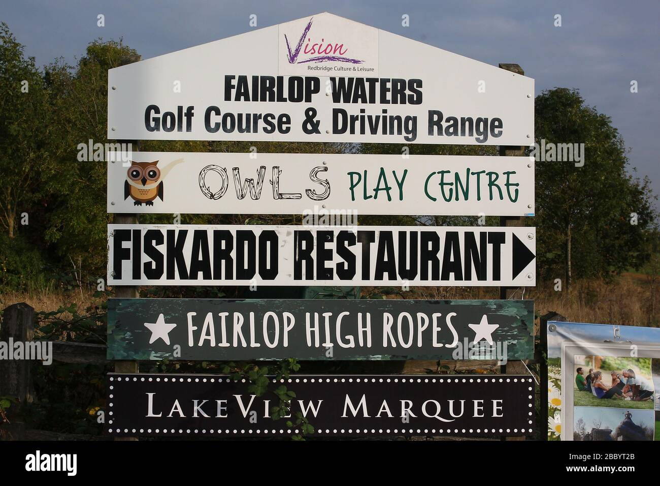 Cartello Fairlop Waters Golf Course & Driving Range. Fairlop Waters County Park, Barkingside, London Borough of Redbridge Foto Stock
