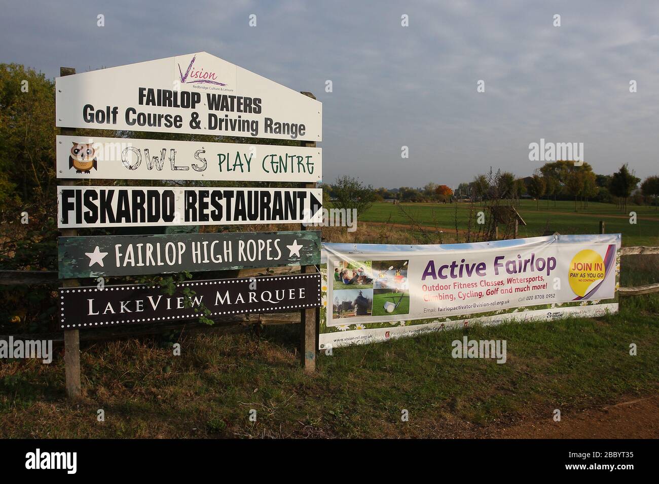 Cartello Fairlop Waters Golf Course & Driving Range. Fairlop Waters County Park, Barkingside, London Borough of Redbridge Foto Stock