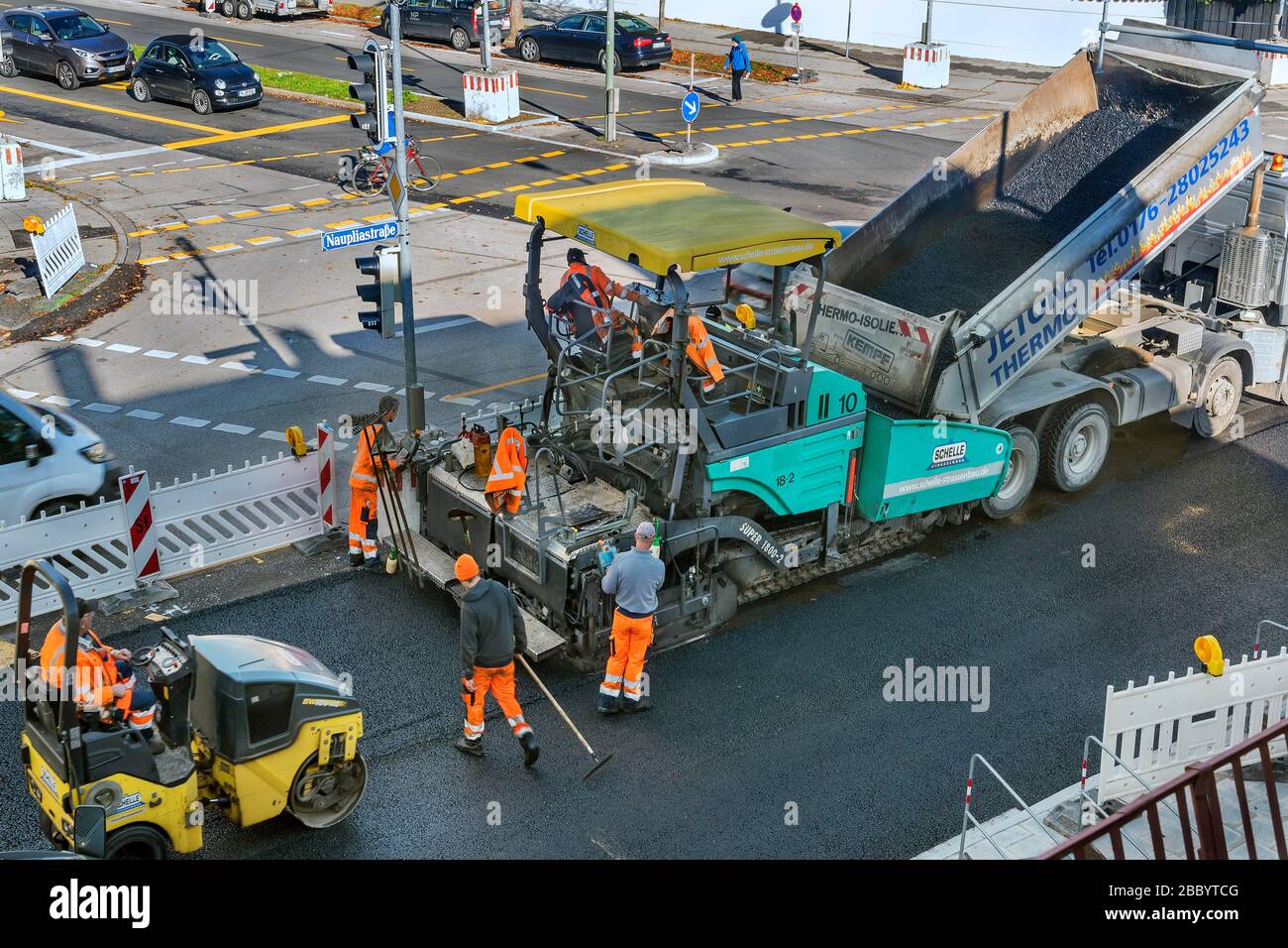 Strada asfaltata, costruzione di strade, asfaltatrice, catrame, Harlaching, Monaco, alta Baviera, Baviera, Germania Foto Stock