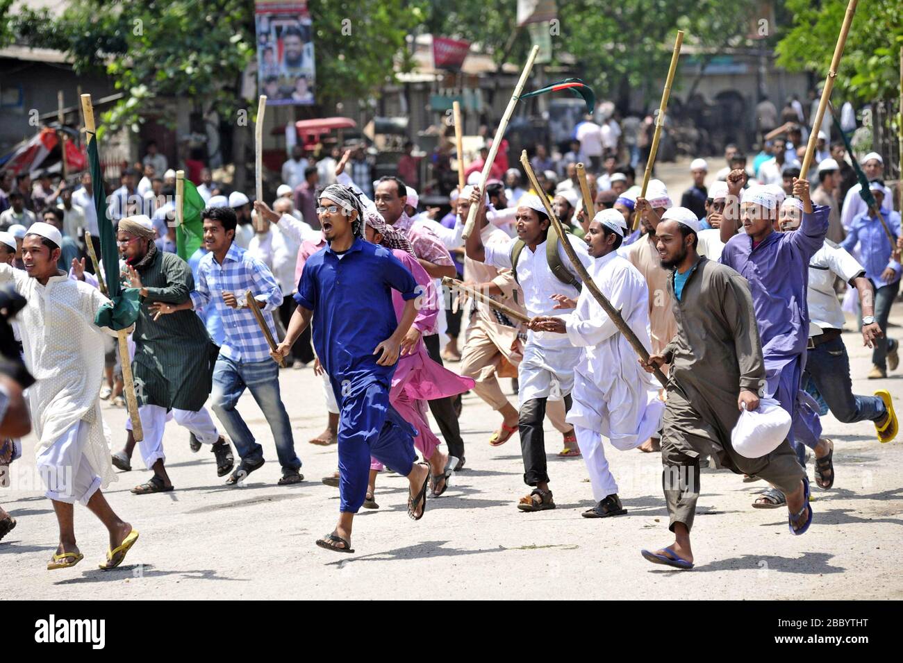 Migliaia di persone si sono schierate per unirsi ad un raduno di Hefajat-e Islam al ponte di amicizia Bangladesh-Cina vicino a Postagola, Dhaka, Bangladesh come hanno chiamato a Foto Stock