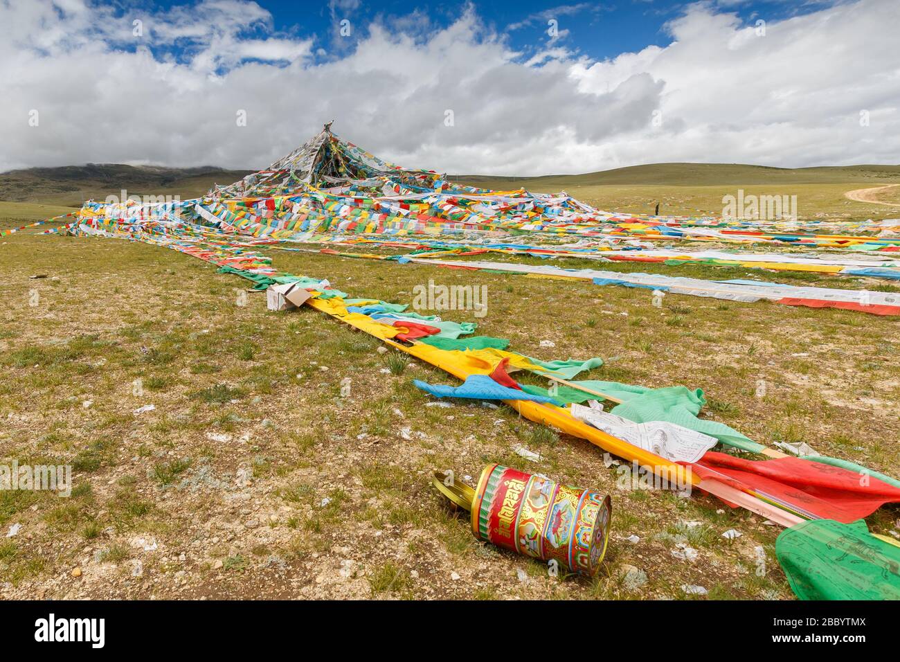 Diverse corde con colorate bandiere di preghiera nel deserto tibetano / praterie. Preghiere e mantra sono scritte su ogni bandiera di preghiera. Foto Stock