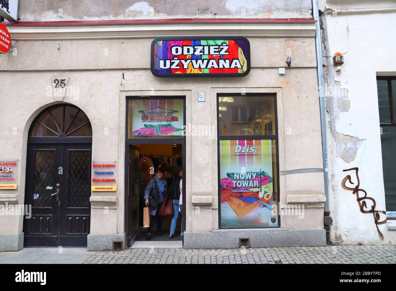 WROCLAW, POLONIA - 11 MAGGIO 2018: Negozio di moda di seconda mano a Wroclaw, Polonia. Foto Stock
