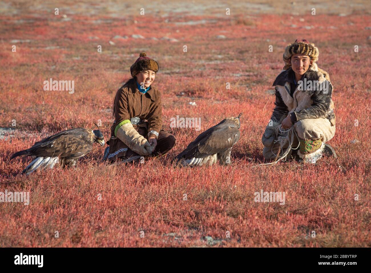 Cacciatori tradizionali aquila kazako con la loro aquila dorata che è usata per cacciare per la pelliccia di volpe e di coniglio. Ulgii, Mongolia occidentale. Foto Stock