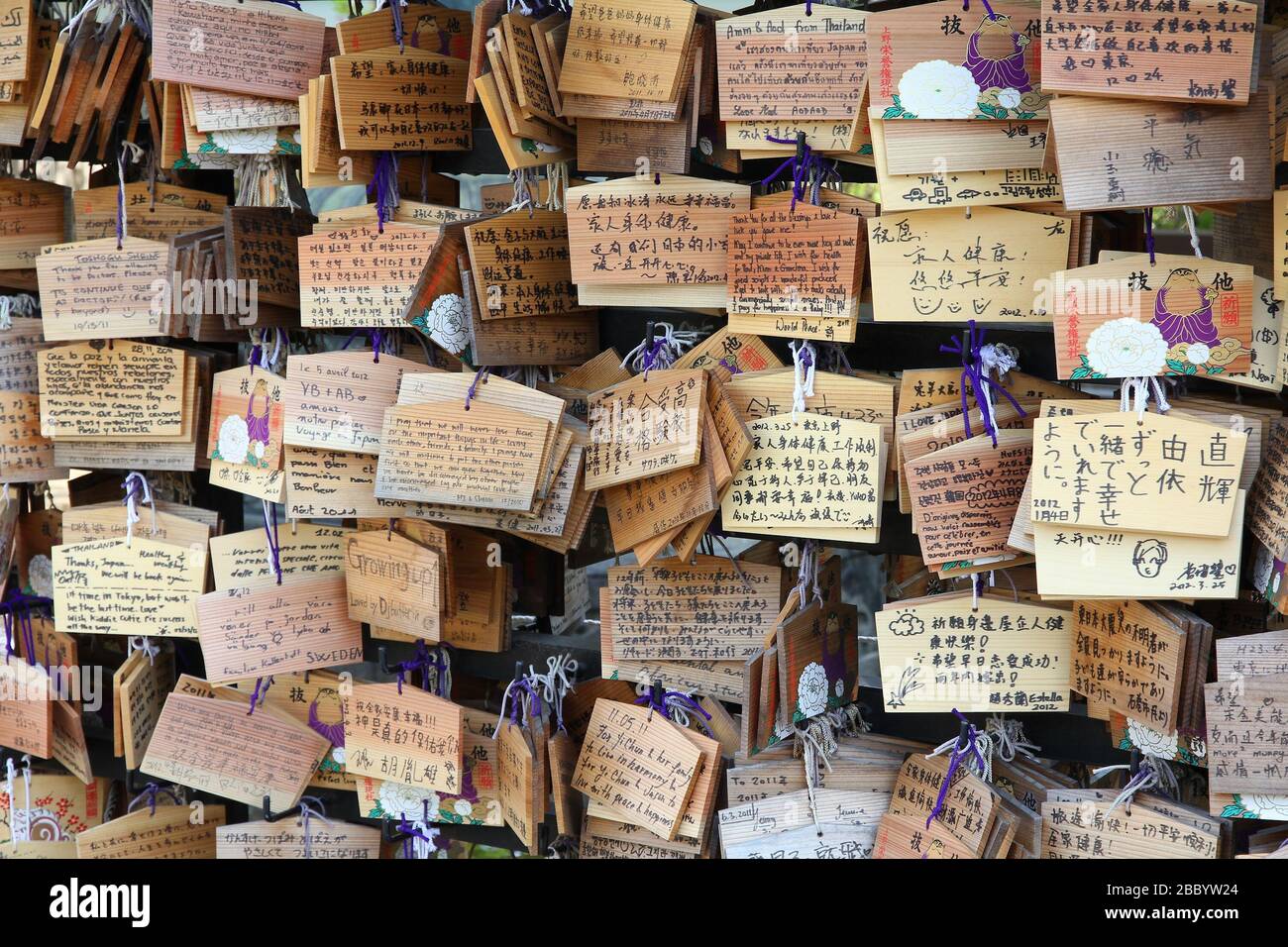 TOKYO, Giappone - 12 Aprile 2012: Ema, tradizionale in legno schede di preghiera di fronte Ueno al Santuario di Toshogu in Taito ward di Tokyo. Kami (gli spiriti degli dei Foto Stock