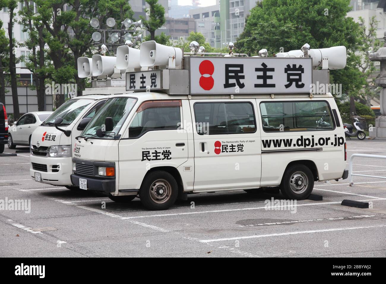 TOKYO, Giappone - 9 Maggio 2012: Suono carrelli (gaisensha) del partito democratico del Giappone parcheggiato in Tokyo. I sistemi di comunicazione al pubblico i veicoli con altoparlanti un Foto Stock