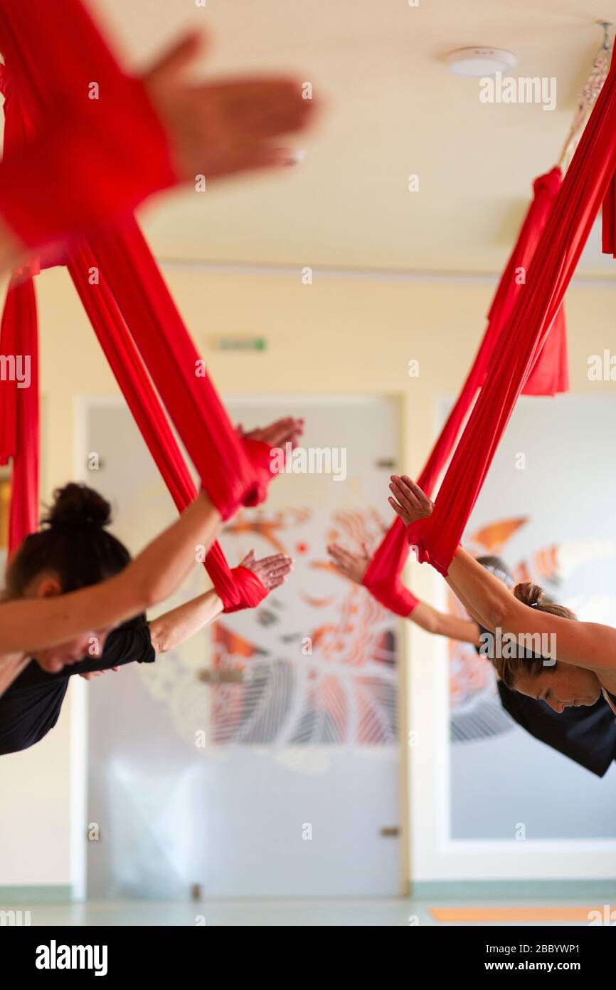 Lezione di yoga aerea in corso Foto Stock