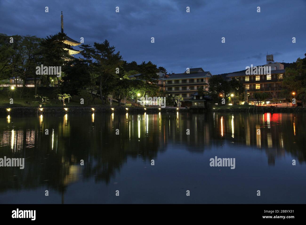 Nara, Giappone - Vista serale dello stagno Sarusawa-ike. Foto Stock