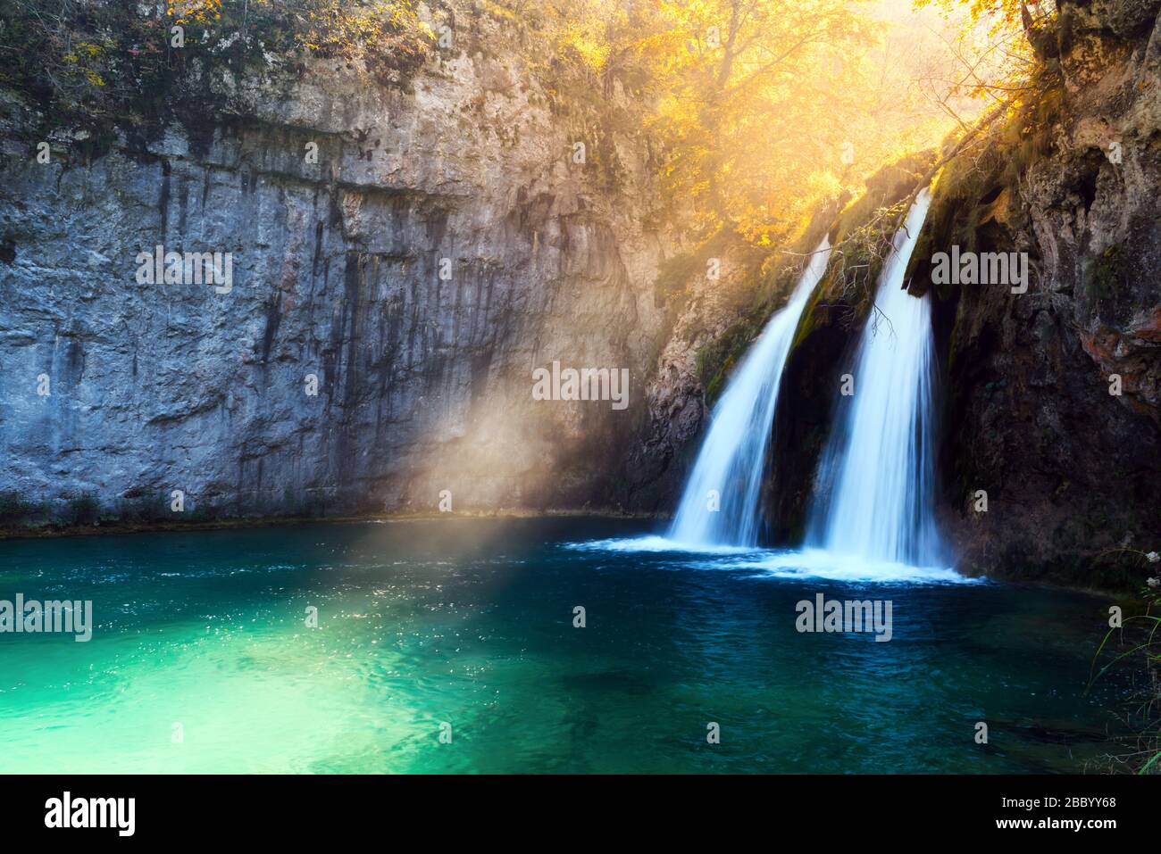 Sunbeams su una cascata stupefacente nei laghi di Plitvice. Parco Nazionale di Plitvice, Croazia. Fotografia di paesaggio Foto Stock