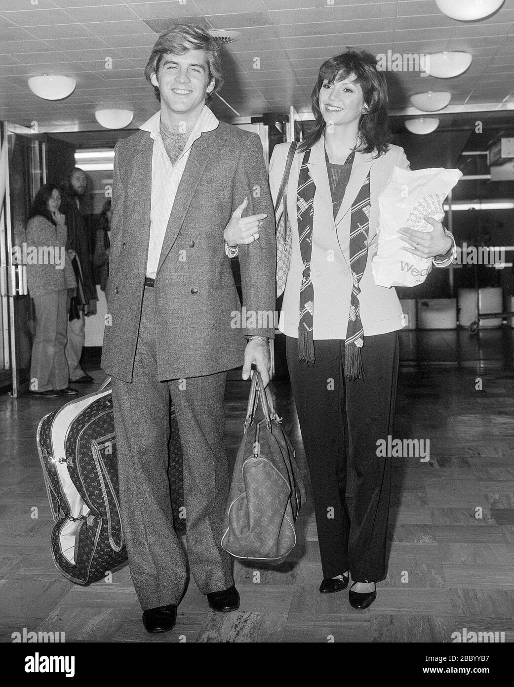 L'attrice Victoria Principal e marito Christopher Skinner che arrivano all'aeroporto di Heathrow Ottobre 1979. Foto Stock