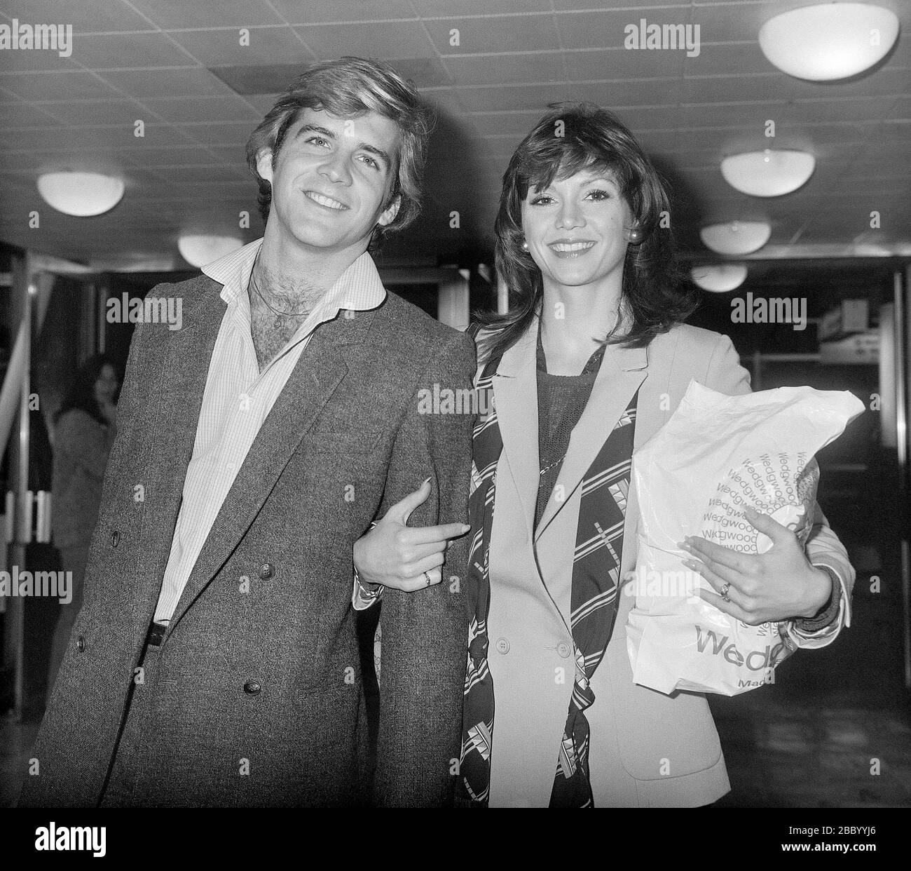 L'attrice Victoria Principal e marito Christopher Skinner che arrivano all'aeroporto di Heathrow Ottobre 1979. Foto Stock