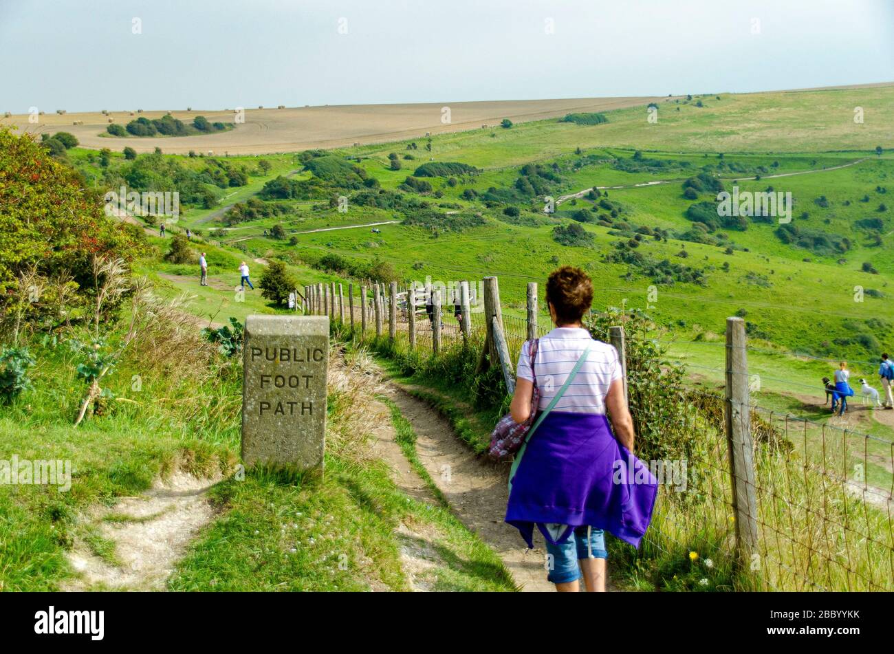 Bianche scogliere di dover con camminatori e viste Foto Stock