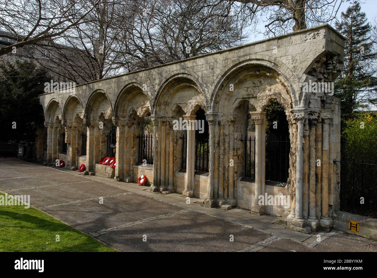 La parte muraria del Palazzo medievale degli Arcivescovi nel Dean's Park, York. E' un muro commemorativo della 2nd Division (Army). Yorkshire, Gran Bretagna Foto Stock