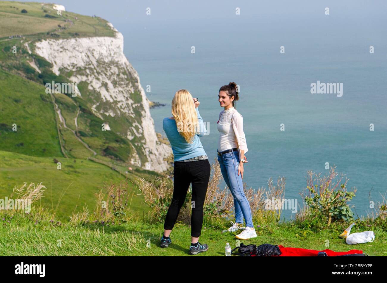 Bianche scogliere di dover con camminatori e viste Foto Stock