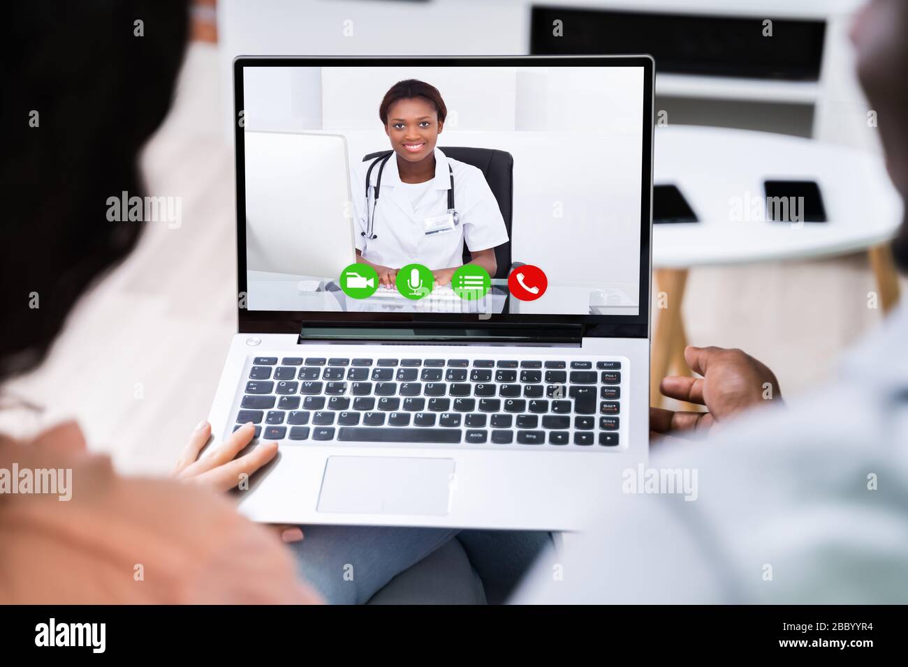 Coppia che ha Video Chat con Doctor su laptop a casa Foto Stock