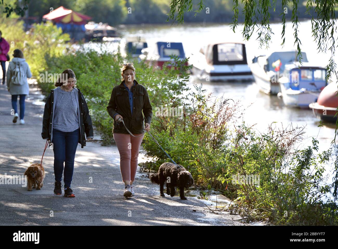 Persone che si godono il Thames Path a Richmond, Londra, Regno Unito Foto Stock