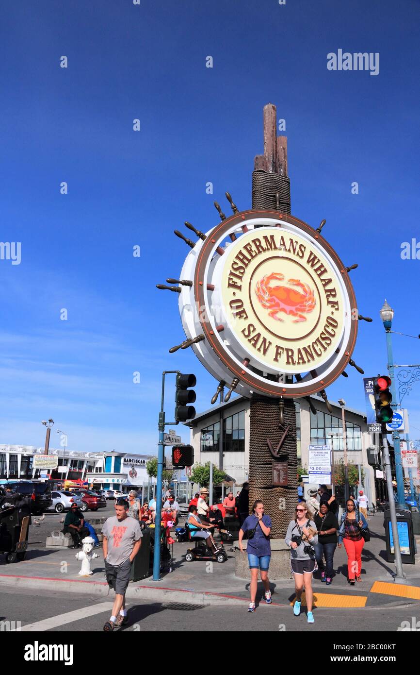SAN FRANCISCO, STATI UNITI D'AMERICA - Aprile 8, 2014: la gente visita Fisherman's Wharf di San Francisco, Stati Uniti d'America. San Francisco è la quarta città più popolosa della California (8 Foto Stock