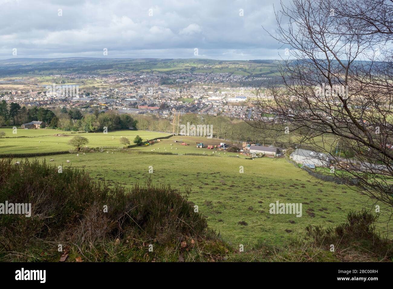 Vista della città dello Yorkshire occidentale di Otley in Lower Wharfedale da un sentiero nel Chevin Forest Park Foto Stock