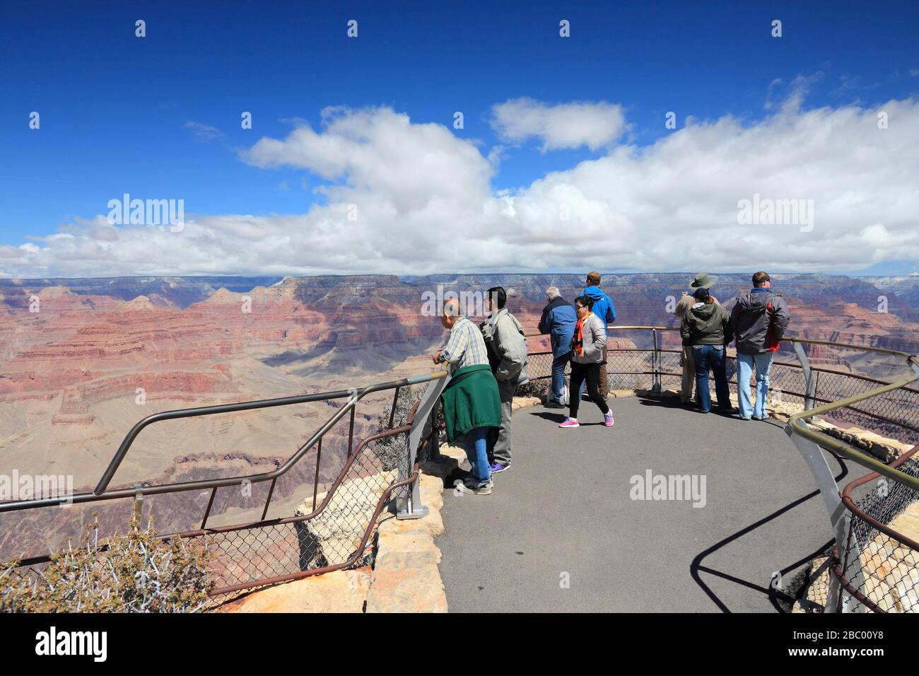 Il GRAND CANYON, STATI UNITI D'AMERICA - Aprile 3, 2014: la gente visita un punto di vista dal Parco Nazionale del Grand Canyon in Arizona. 4,56 milioni di turisti hanno visitato il Grand Canyon in 2013. Foto Stock