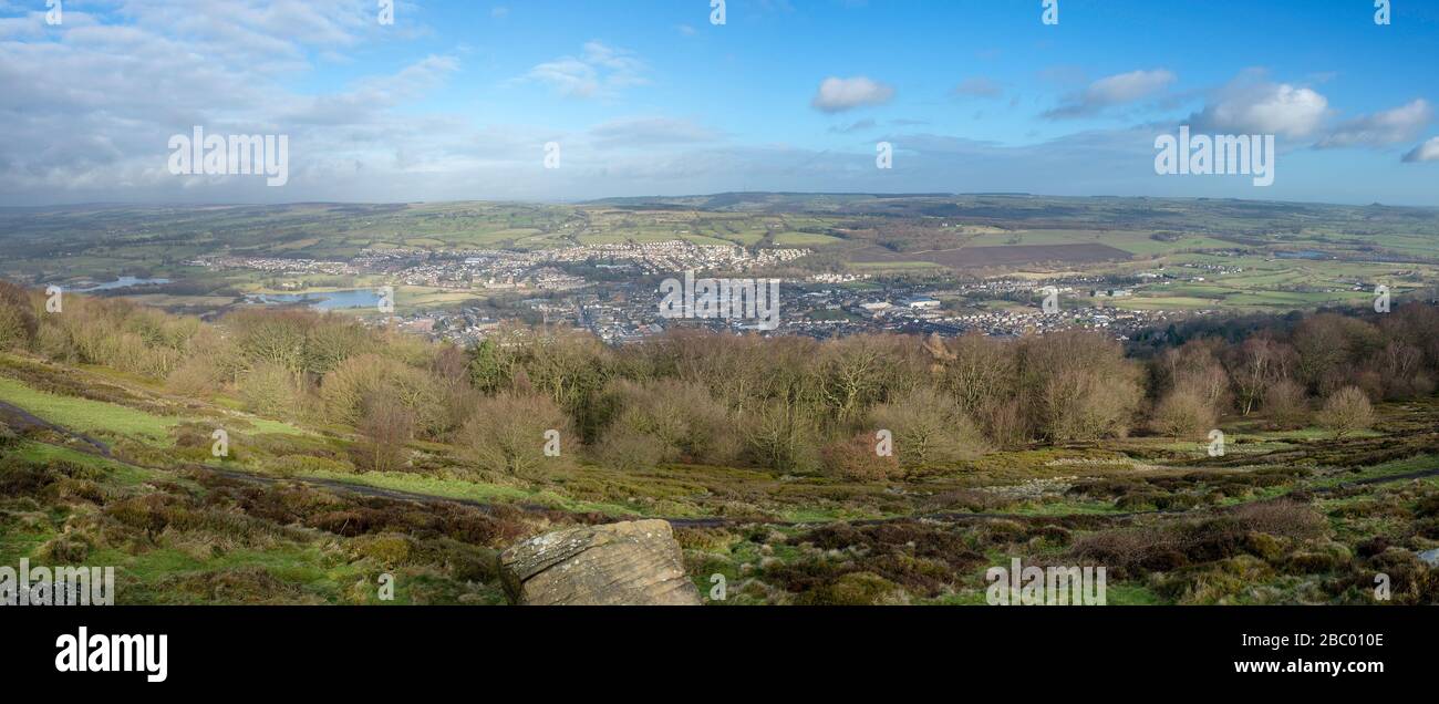 Vista panoramica della città West Yorkshire di Otley in Lower Wharfedale da un sentiero nel Chevin Forest Park Foto Stock