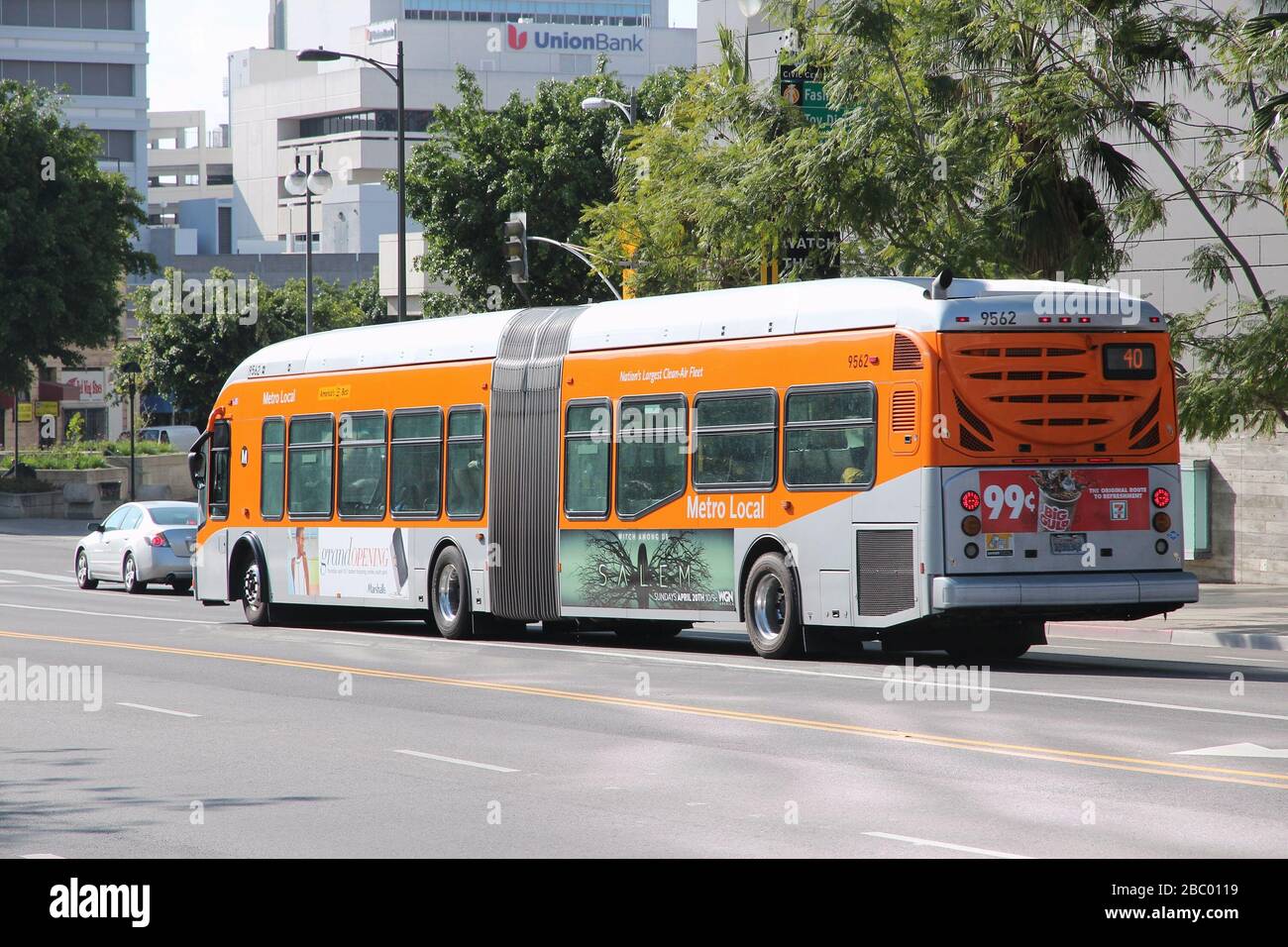 LOS ANGELES, Stati Uniti d'America - Aprile 5, 2014: persone cavalcare un metro bus in Los Angeles. Tipico ridership mensile del Metro in autobus la zona è 30 milioni di corse (Mar Foto Stock