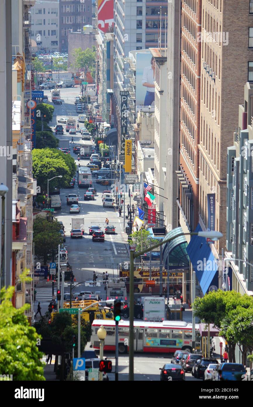 SAN FRANCISCO, STATI UNITI D'AMERICA - Aprile 8, 2014: la gente guida nelle ripide strade di San Francisco, Stati Uniti d'America. San Francisco è la quarta città più popolosa in California Foto Stock