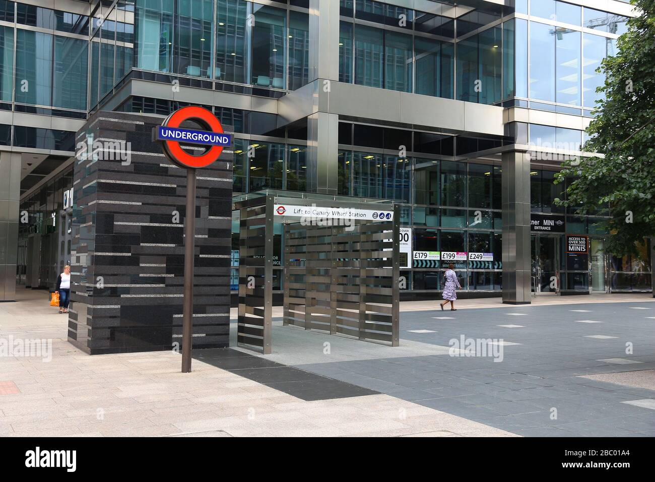 LONDRA, Regno Unito - 8 LUGLIO 2016: People Walk by Canary Wharf Station of Jubilee line a Londra, Regno Unito. Canary Wharf è il secondo centro finanziario di Londra. Foto Stock