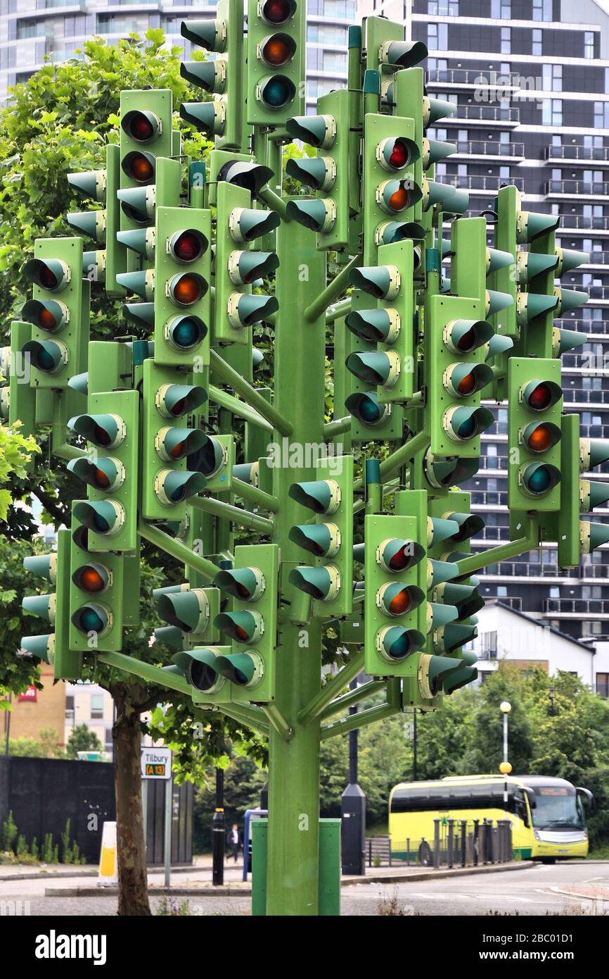 LONDRA, Regno Unito - 8 LUGLIO 2016: Traffic Light Tree Sculpture in Poplar District, Londra, Regno Unito. La scultura pubblica è stata creata dallo scultore francese Pierre viv Foto Stock