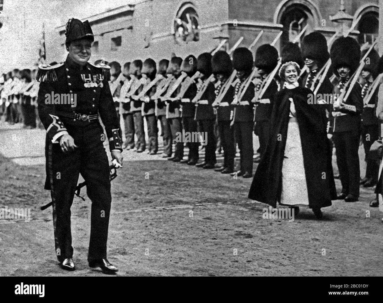 Churchill 1st Lord of the Ammiralty and Elder Brother of Trinity House lasciando la Guildhall durante una visita di stato da parte del francese P.M. M Poincare. 1913 Foto Stock