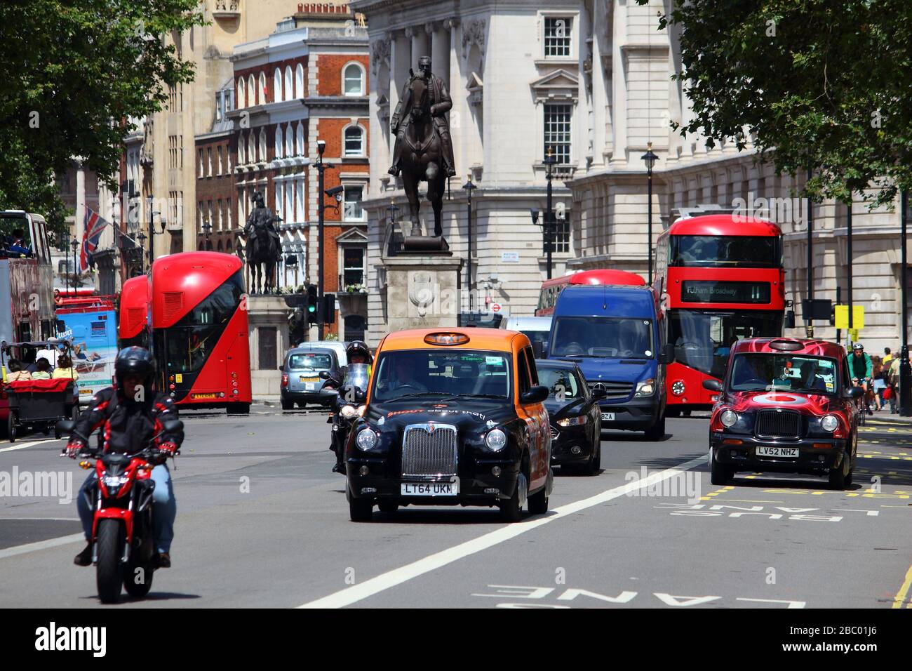 LONDRA, Regno Unito - 7 LUGLIO 2016: Le persone viaggiano in taxi e autobus a due piani nella città di Londra. I trasporti per Londra (TFL) effettuano 8.000 autobus su 673 rotte. Foto Stock