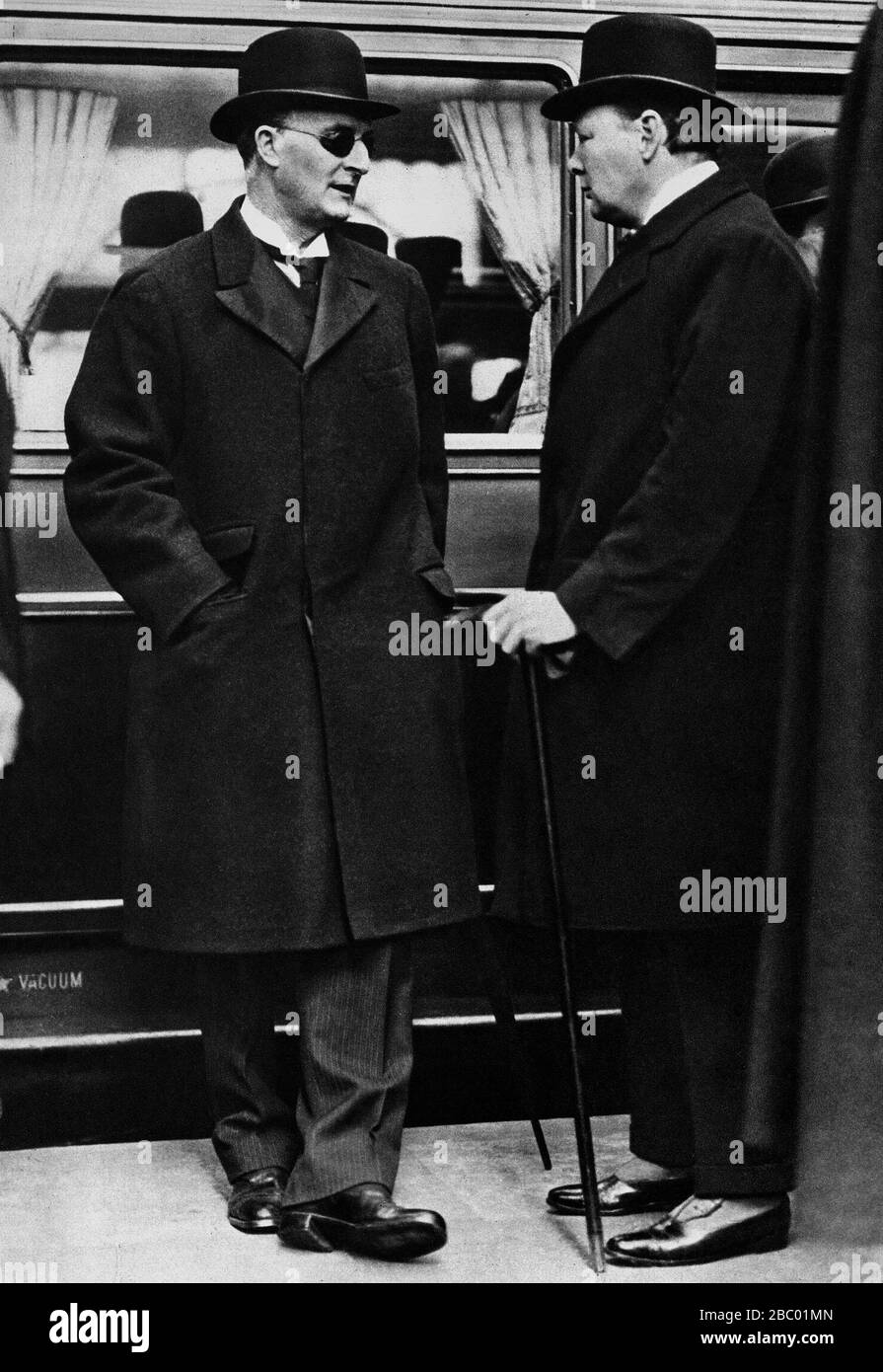 Winston Churchill con Earl Grey of Fallodon alla stazione di King's Cross, Londra.1919 Foto Stock