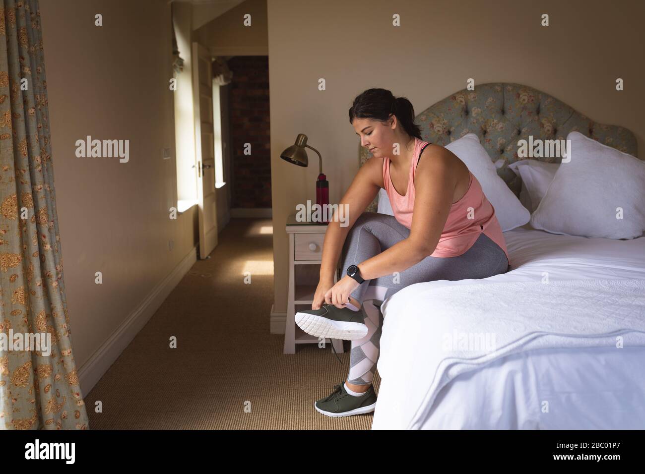 Più dimensione femminile vlogger auto isolamento a casa Foto Stock