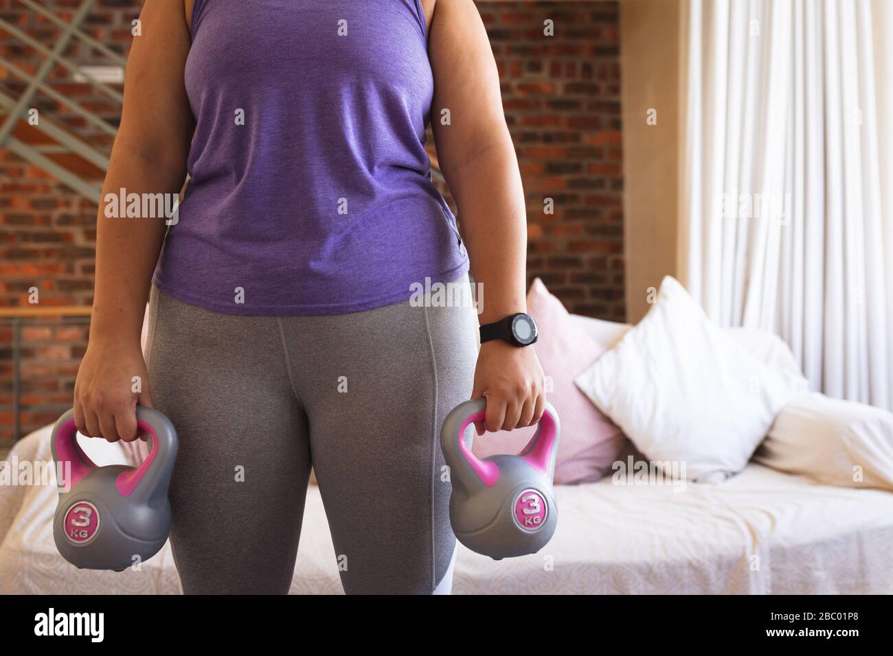 Più dimensione femminile vlogger autoisolamento esercizio a casa Foto Stock