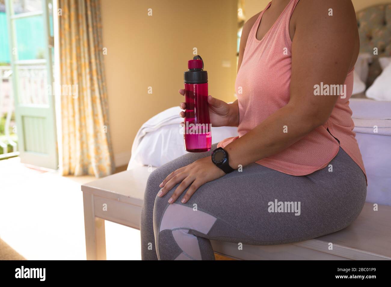 Più dimensione femminile vlogger auto isolamento a casa Foto Stock