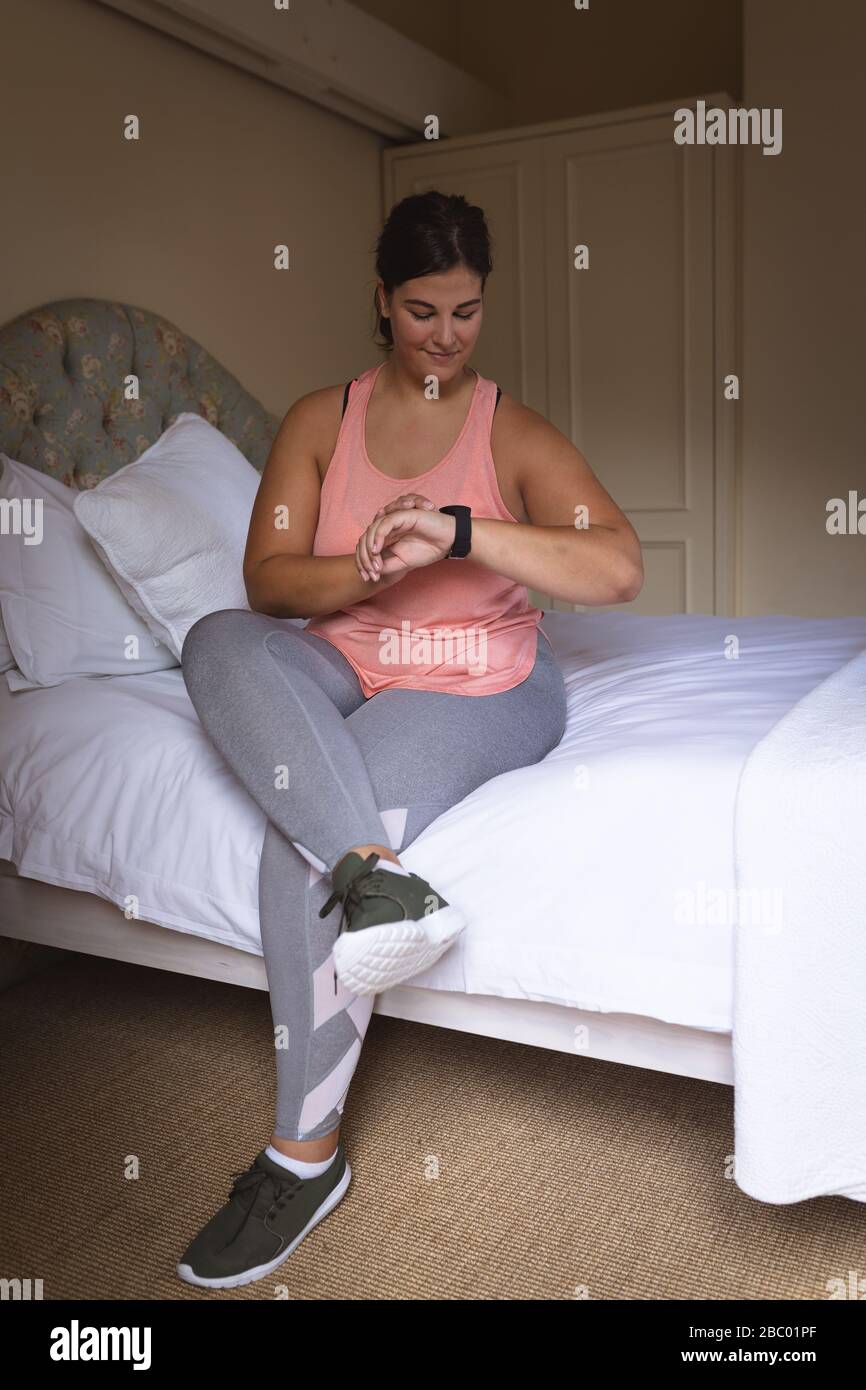 Più dimensione femminile vlogger auto isolamento a casa Foto Stock