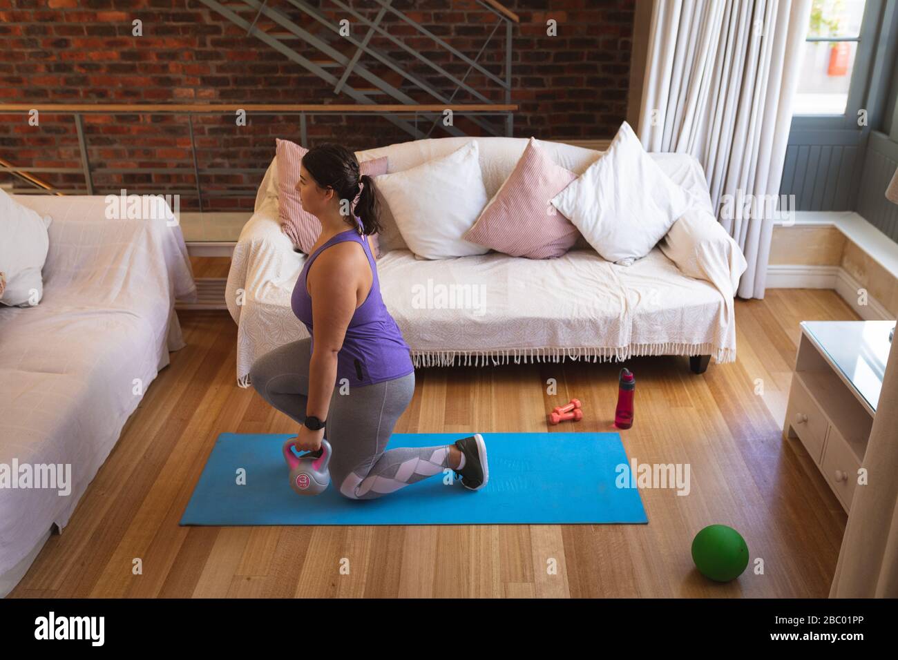 Più dimensione femminile vlogger autoisolamento esercizio a casa Foto Stock