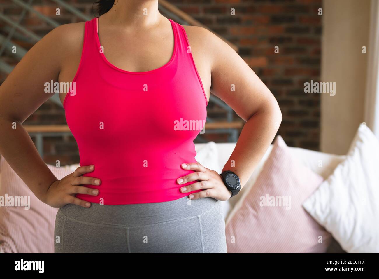 Più dimensione femminile vlogger auto isolamento a casa Foto Stock