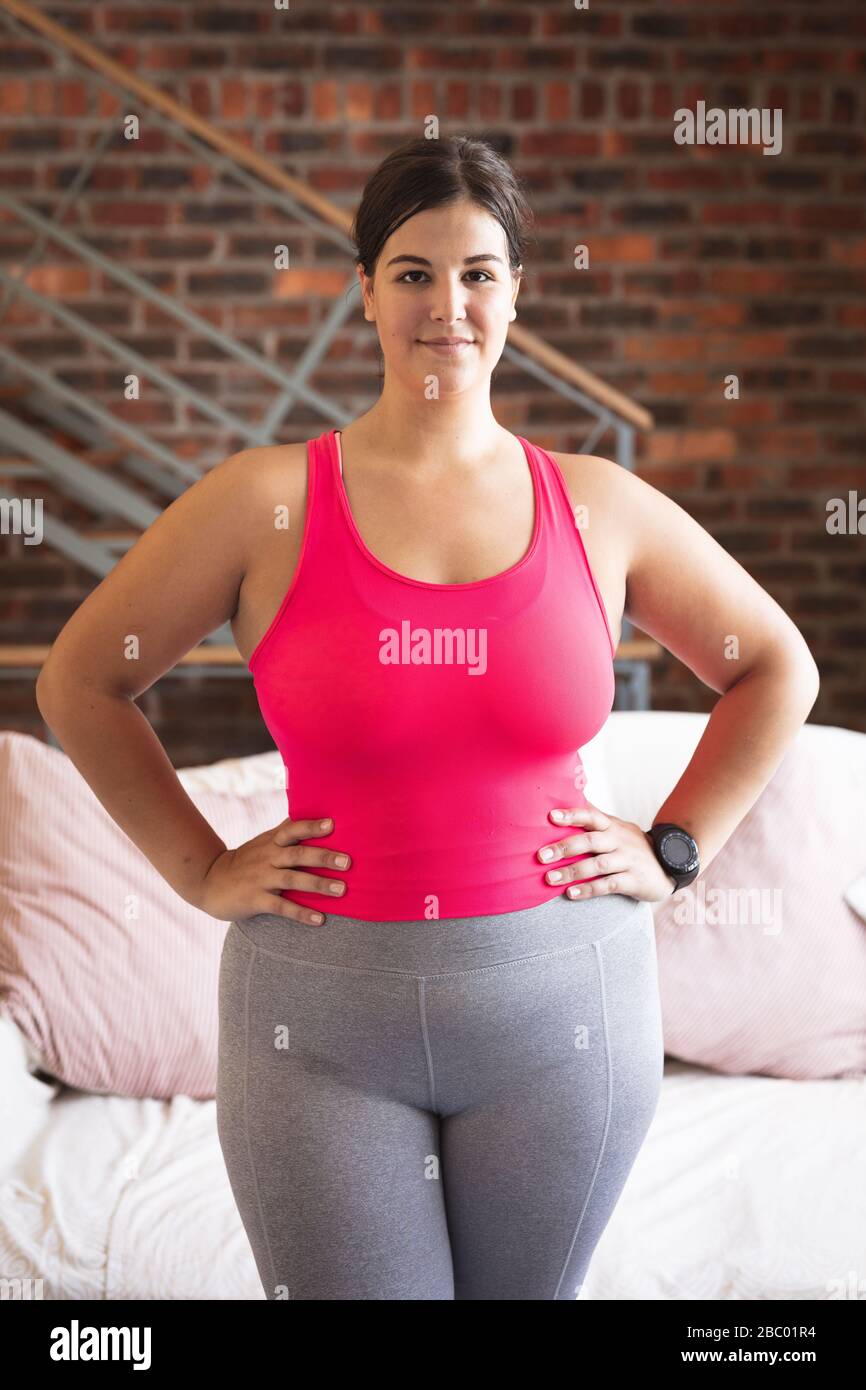 Più dimensione femminile vlogger auto isolamento a casa Foto Stock