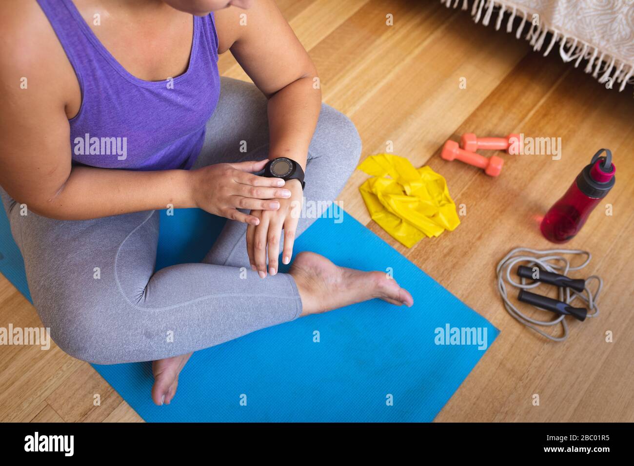Più dimensione femminile vlogger autoisolamento esercizio a casa Foto Stock