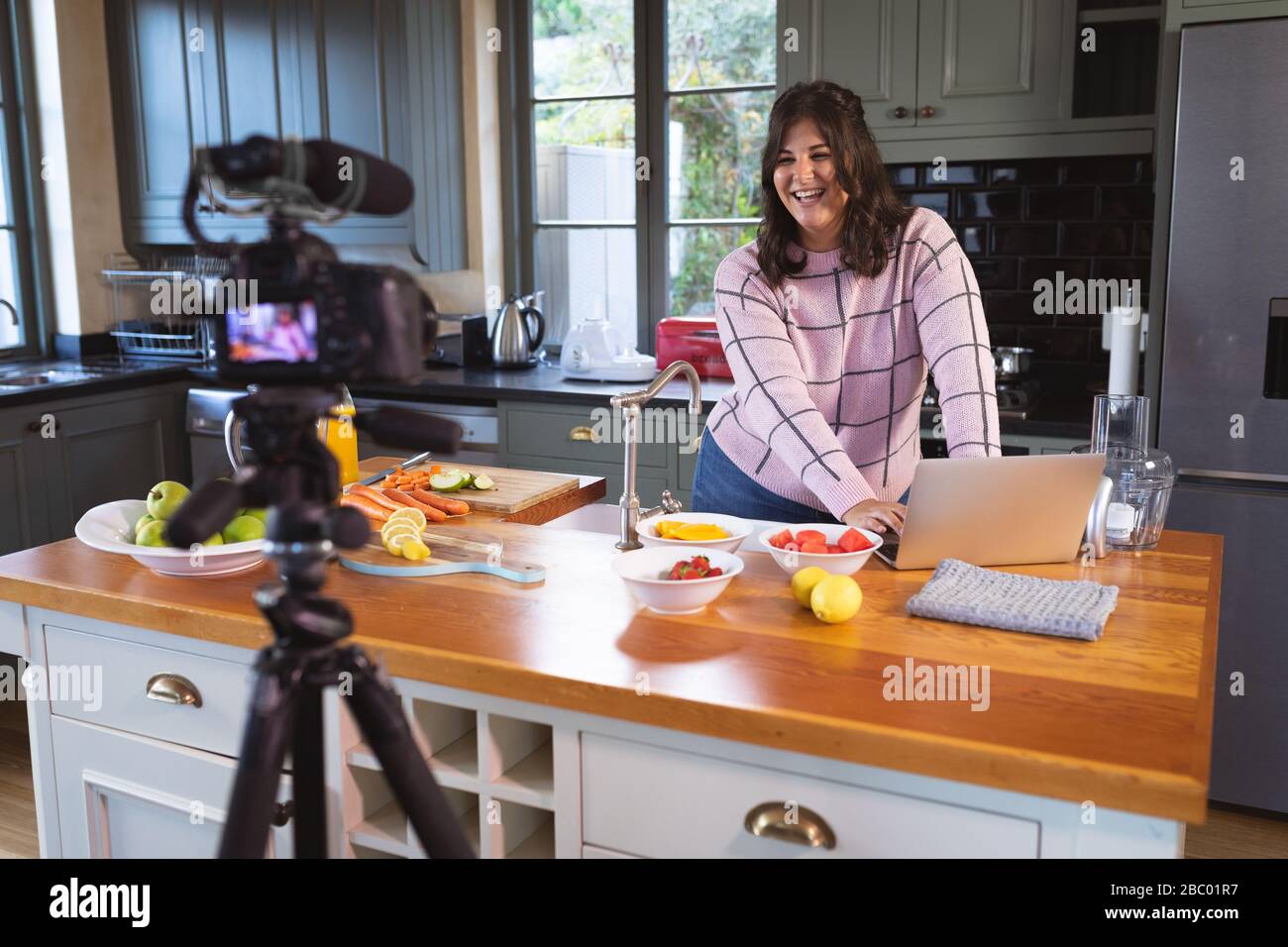 Più dimensione femminile vlogger auto isolamento cottura a casa Foto Stock