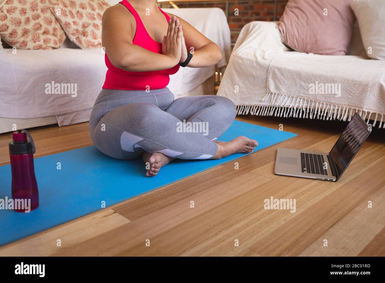 Più dimensione femminile vlogger auto isolamento yoga pratica a casa Foto Stock