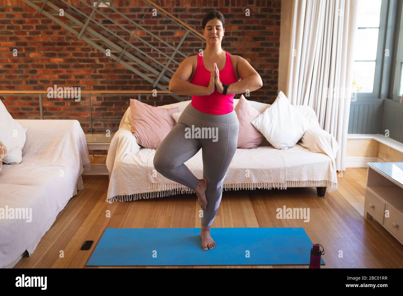 Più dimensione femminile vlogger auto isolamento yoga pratica a casa Foto Stock